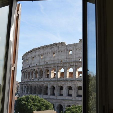 Jacuzzi In Front Of The Colosseum Roma Exterior foto