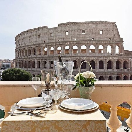 Jacuzzi In Front Of The Colosseum Roma Exterior foto