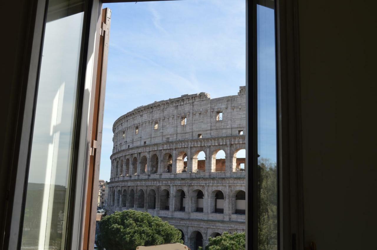 Jacuzzi In Front Of The Colosseum Roma Exterior foto