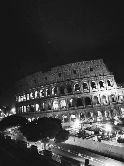 Jacuzzi In Front Of The Colosseum Roma Exterior foto