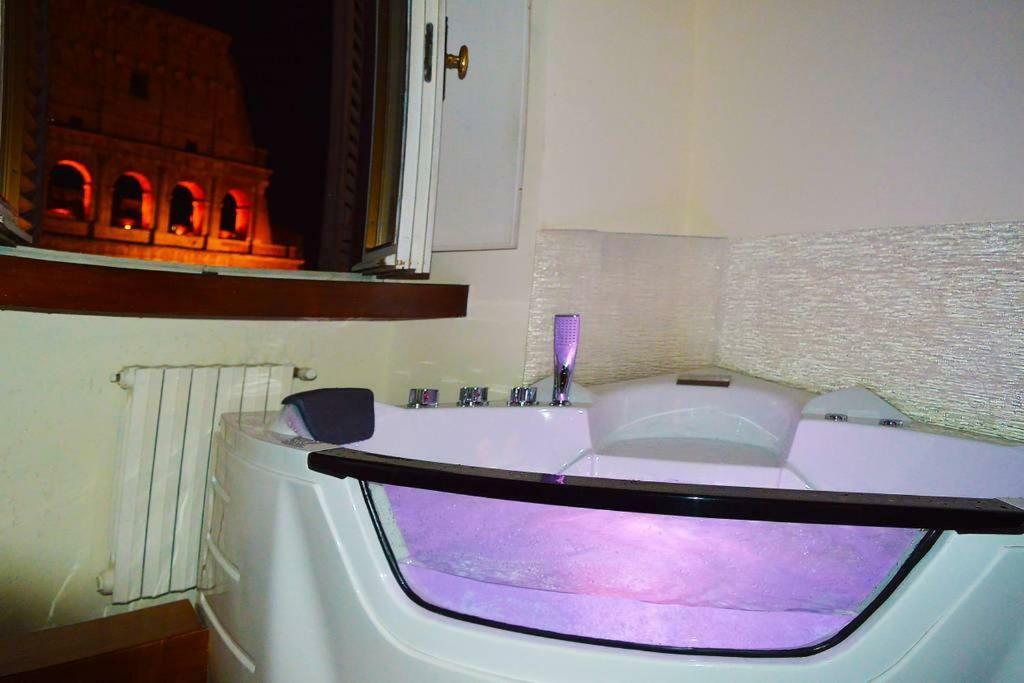 Jacuzzi In Front Of The Colosseum Roma Exterior foto