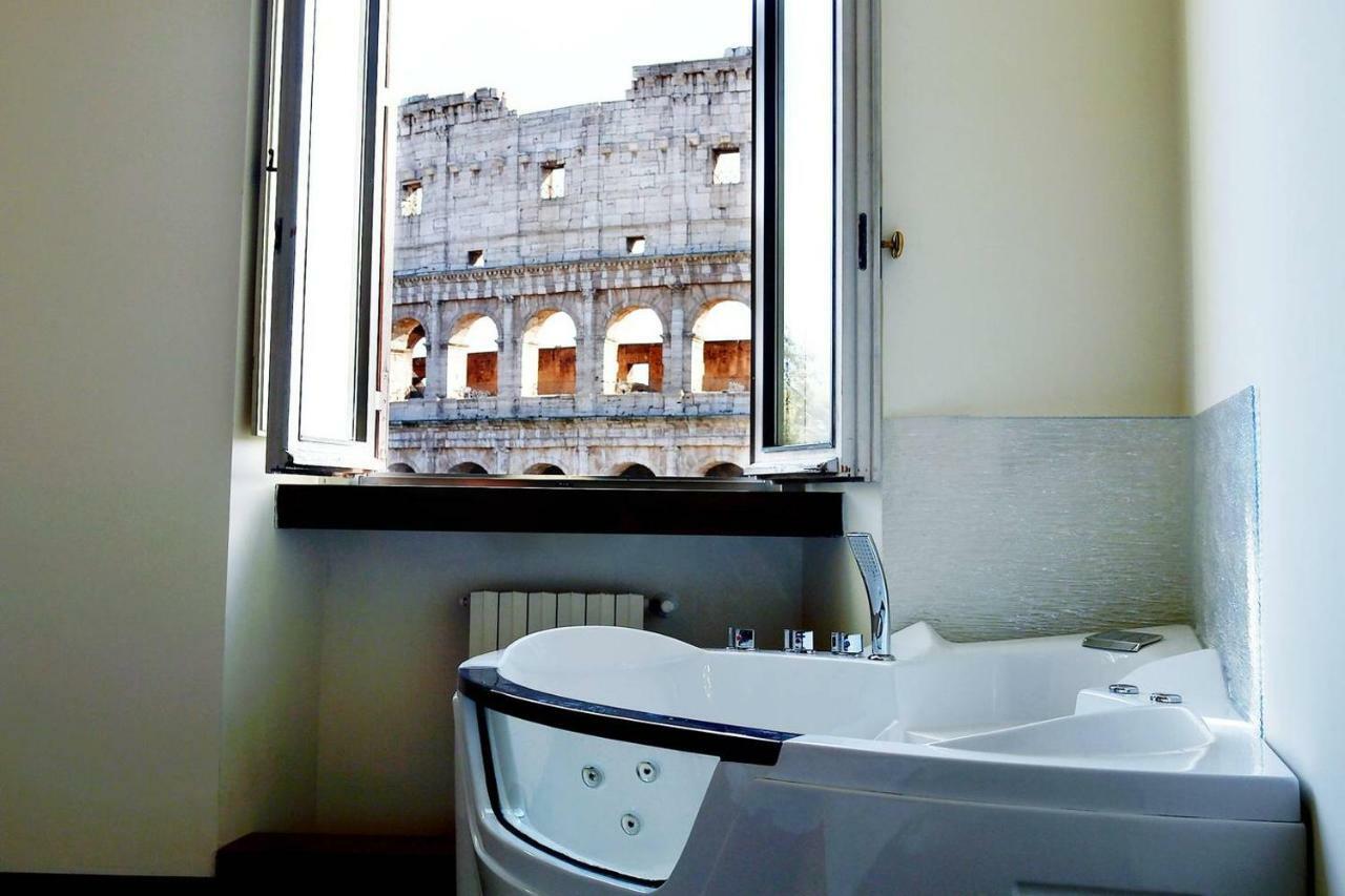 Jacuzzi In Front Of The Colosseum Roma Exterior foto