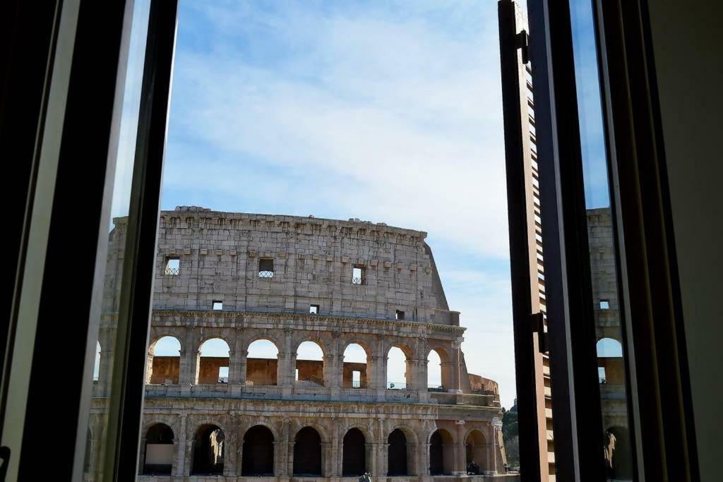 Jacuzzi In Front Of The Colosseum Roma Exterior foto