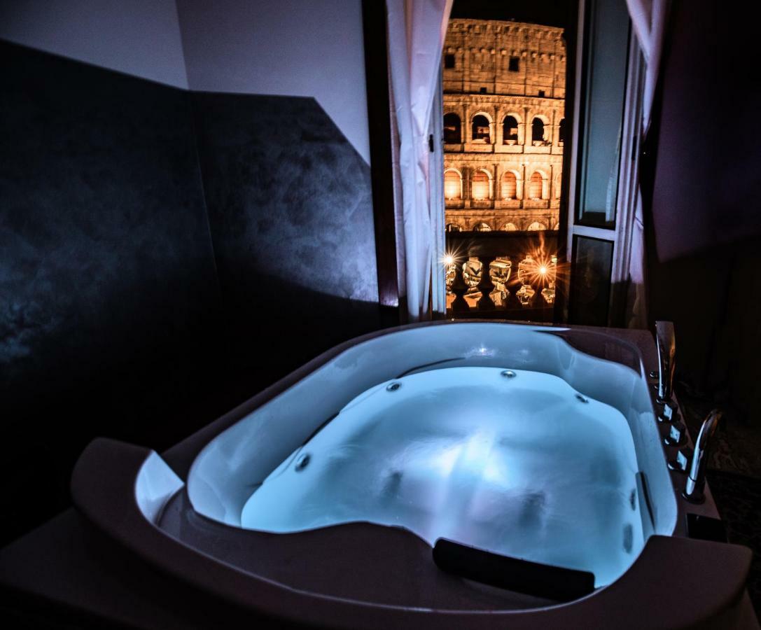 Jacuzzi In Front Of The Colosseum Roma Exterior foto